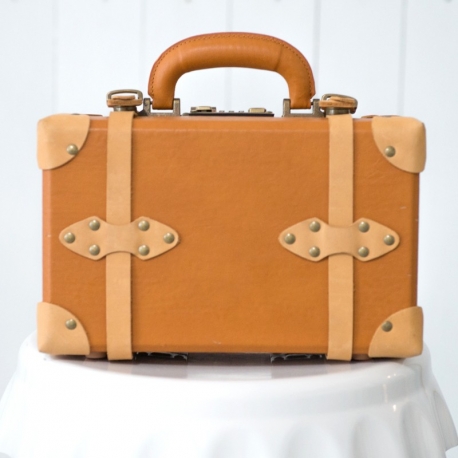 Rent: Retro Leather Suitcase (small)